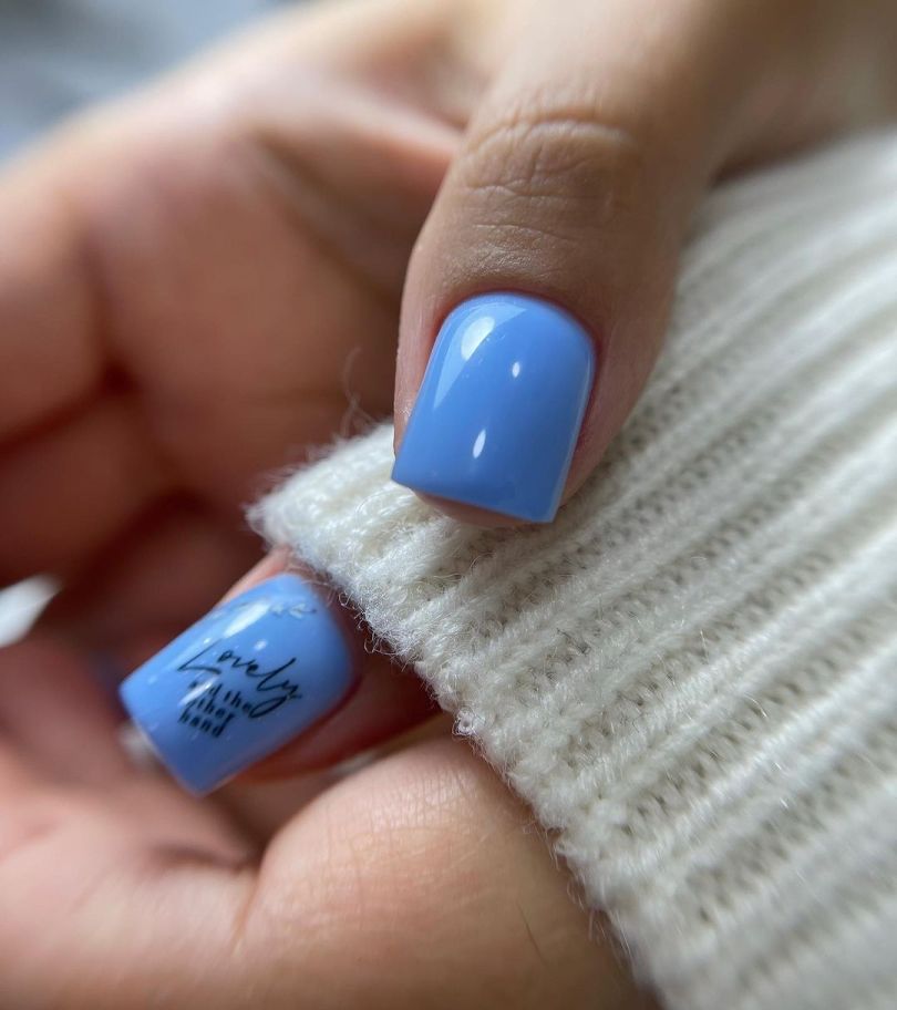 Тренди кольорів манікюру на 2024 рік &ndash; крижано-блакитний